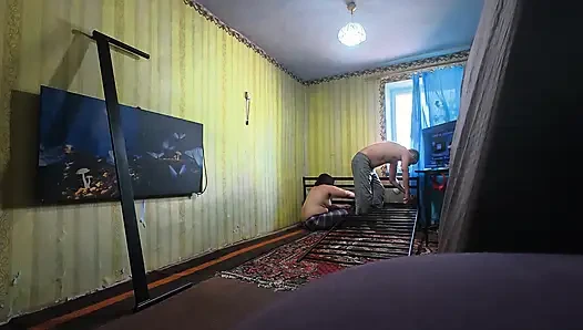 Kamera arkası, kesilmemiş. Yeni bir seks yatağı inşa ediyoruz
