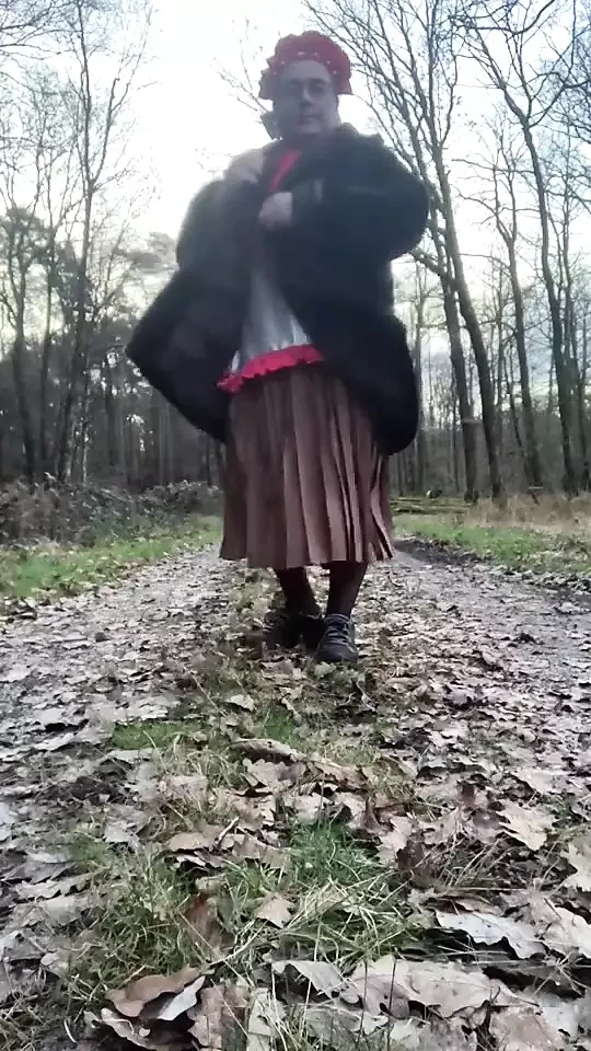 穿着 boniche 服装在森林里散步 第 2 部分