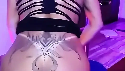 Böyle bir şey hiç görmemişsiniz: çıplak, terli ve yağlı esmer Natzinha.