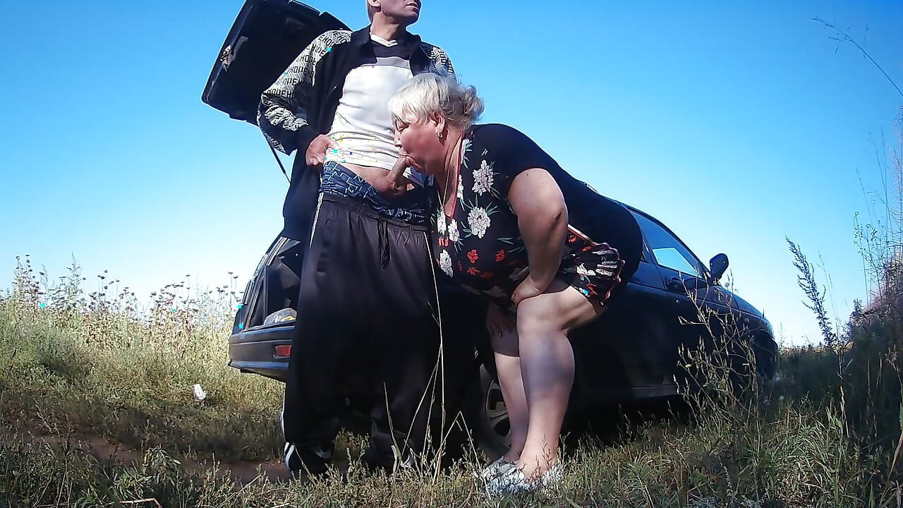moje přítelkyně mi drží ptáka, zatímco čůrám a pak mi vykouří na veřejnosti