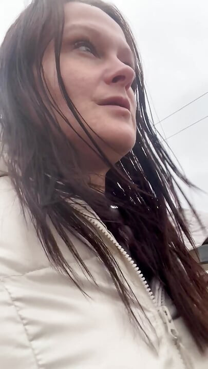 Secrete păcătoase - iubita de îngrijire în pauză se satisface singură în toaleta din parc