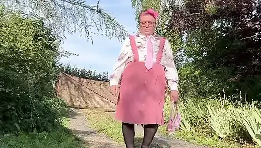 Bir akşam için küçük pembe kayışlı etek giymiş