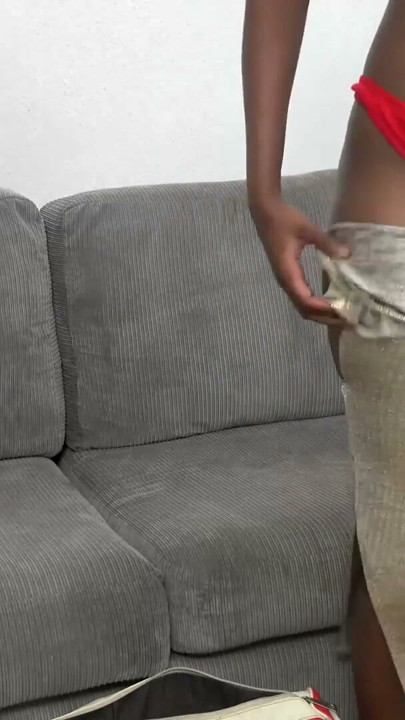 Amateurin mit hängenden Titten, schwarzes Mädchen bläst Schwanz für einen Job beim Hardcore-Casting! | Clip 1