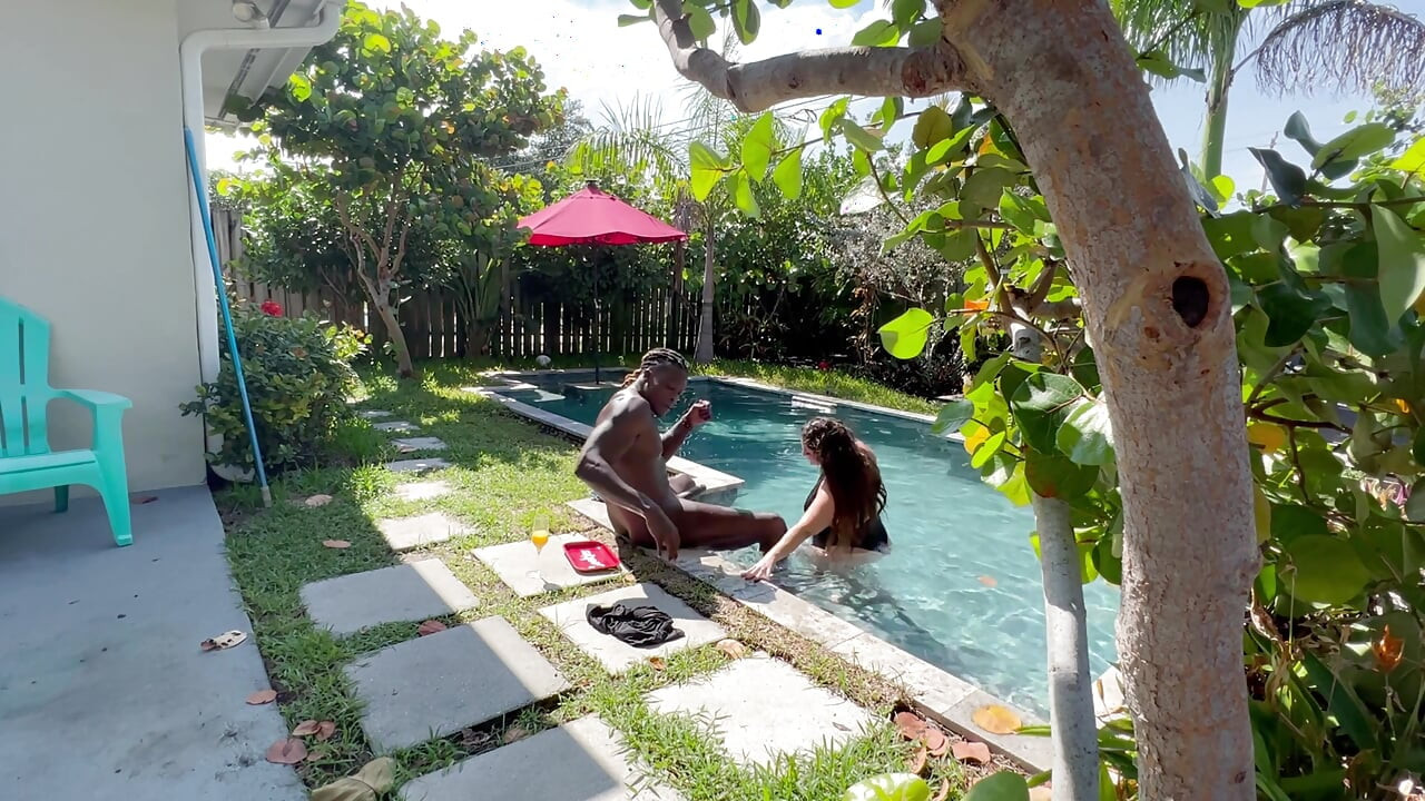 Gorda esposa gostosa leva seu primeiro enorme bbc à beira da piscina