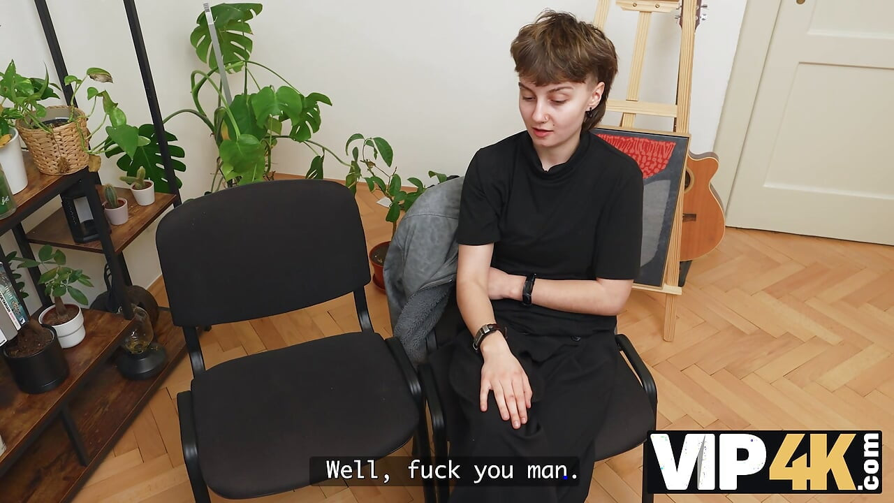 VIP4K. Două lesbiene drăguțe nu se deranjează să facă sex în trei cu un străin din tren