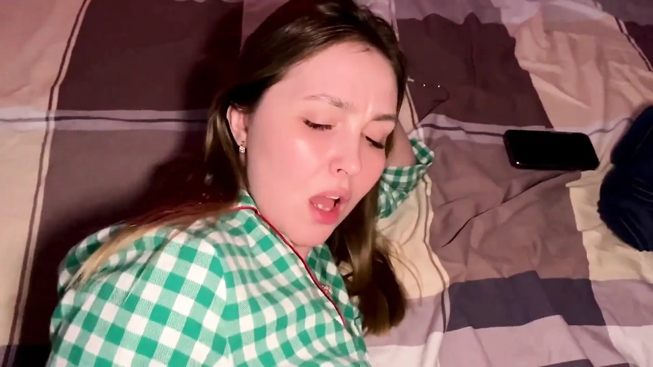 - 你的鸡巴对我的屁股来说太大了, 最好在阴户里啪! .继子无法进入继母的菊花, 决定操逼!