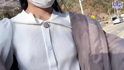 Kalabalık gözlerin dik uçlarında ateşli, sıkı bir tepenin ateşlendiği çıplak meme yürüyüşü faz.3