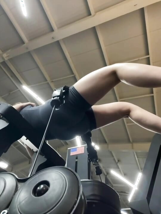 Jucielussie s’amuse toute seule dans la salle de sport