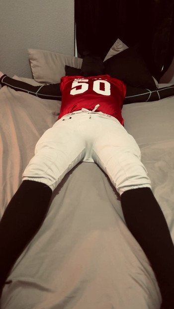 Nogometaš zvijezda začepila usta i raširila orao | Isječak 1