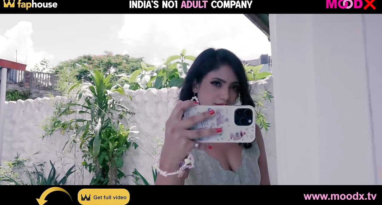 Indisch mollig meisje met grote tepels die seks heeft met een oude man