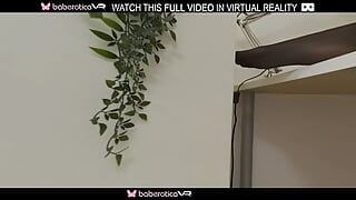 Solo lalka z długimi włosami, Odetta namiętnie masturbuje się w VR