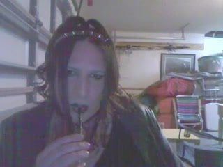 Deri sigara içen gotik travesti