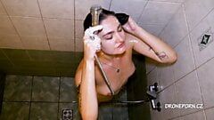 Paulina unter der Dusche. Tschechischer Voyeur-Porno