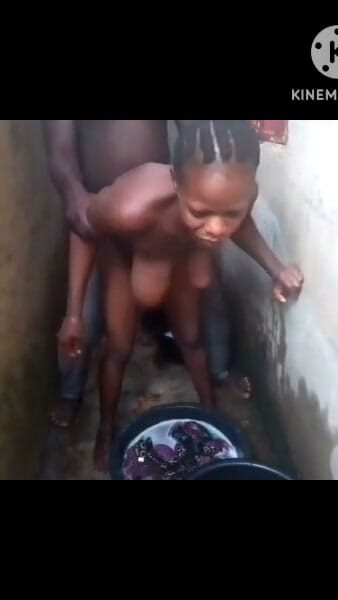 Fodendo minha esposa enquanto ela lava a calcinha | Clipe 1