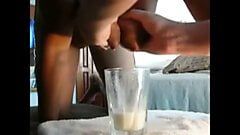 Vắt sữa bằng tay Hucow