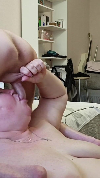 Památný okamžik od "seděl na tváři své sousedky, ošukal ji do pusy a naplnil ji horkým spermatem"