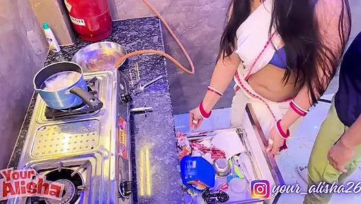 Alisha Bhabhi трахнули во время приготовления пищи, с участием Sammy Sins