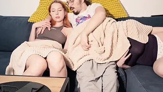 Üvey kız kardeşlerimden televizyon izlerken sırlıyorum