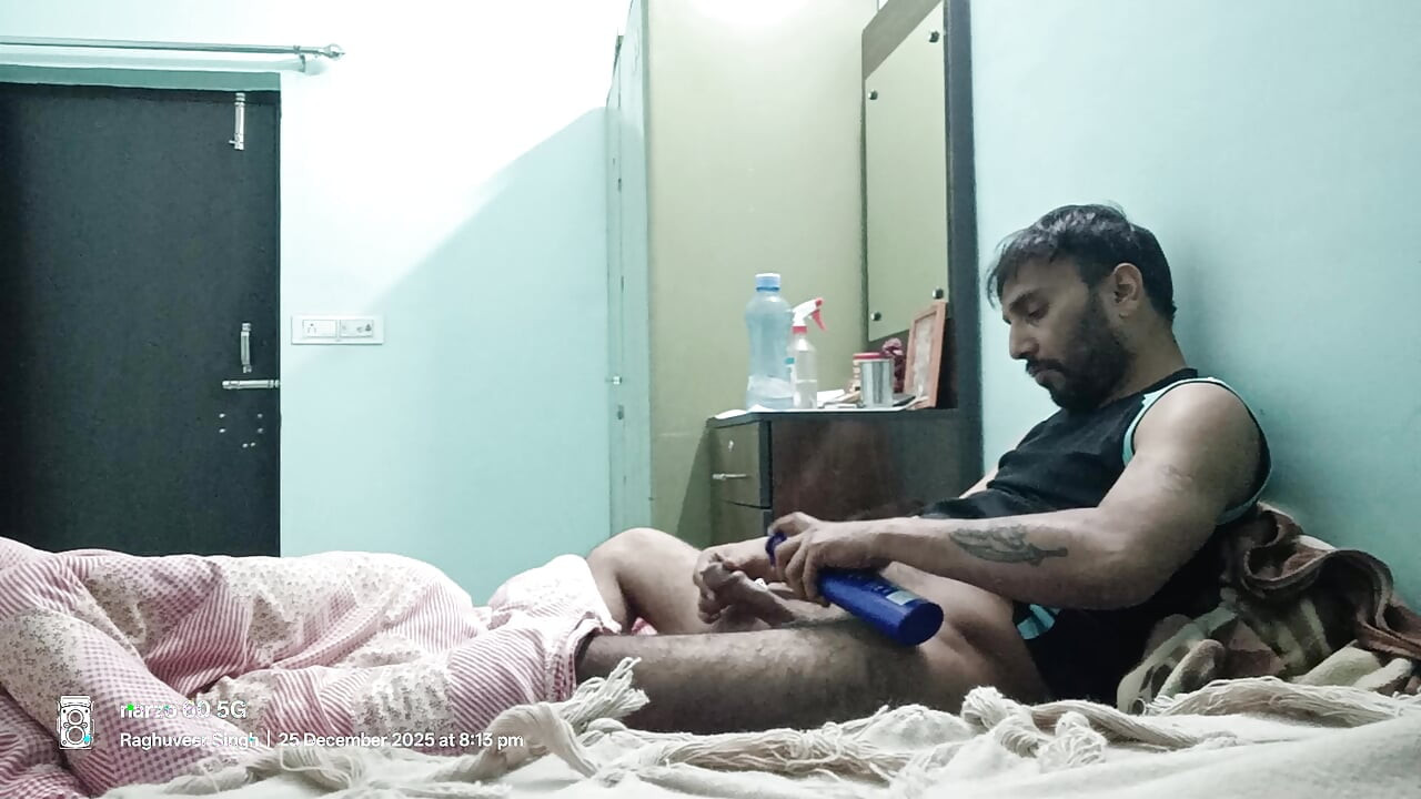 Индийский мальчик Rajasthani, индийский мужчина дези наслаждается душем и мастурбацией