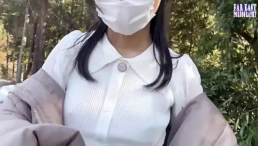 Прогулка с голым соском, где переполненные глаза искры горячий, тугий пик на ее взябленной стадии кончиков.3