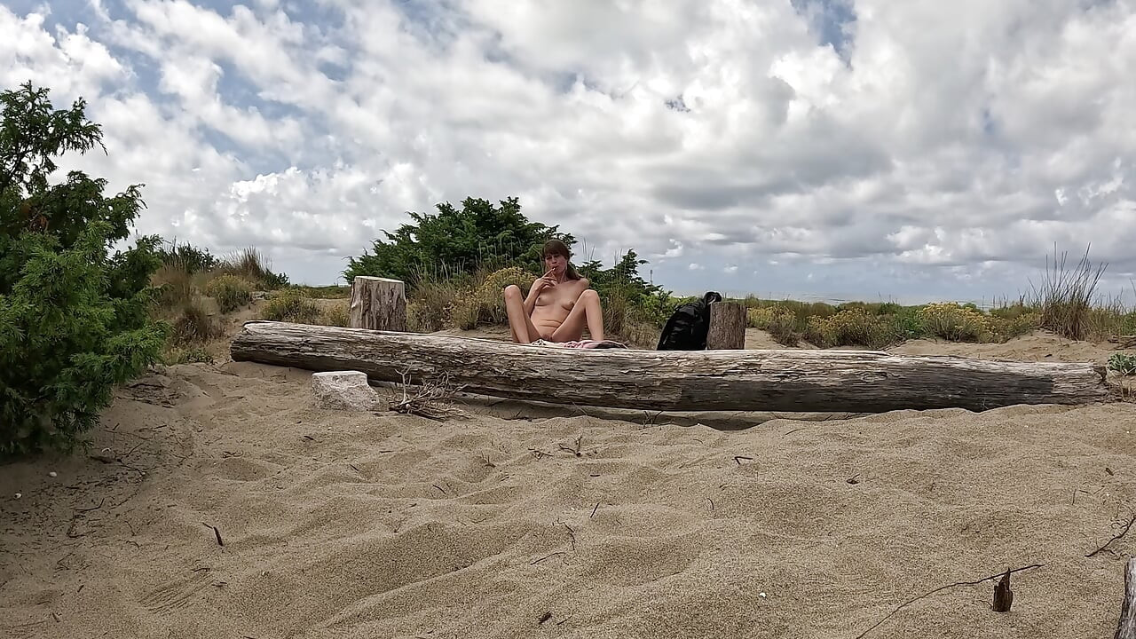 Voyeur-Ausspioniere verheiratete MILF am fkk-strand: Probiert ihren nassen lutscher Dann fickt sie hart in der Öffentlichkeit