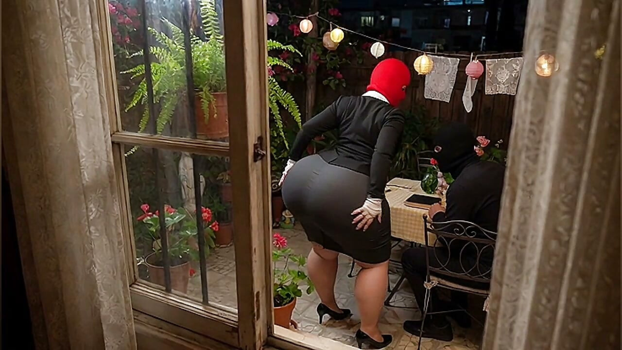 뒷마당에서 염탐하는 거유 비서