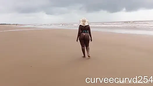 kilat di pantai sama pria lokal