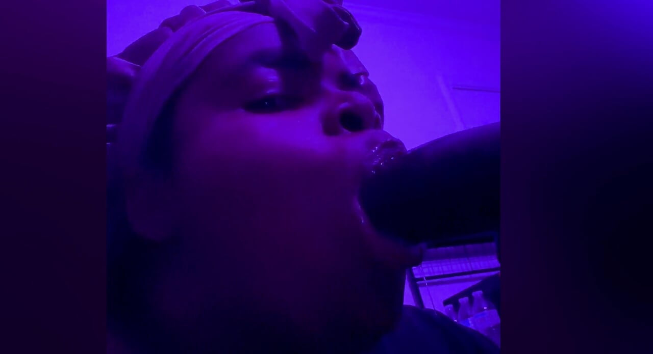 Gordo ébano chupando vibrador