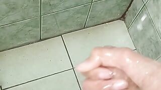 Un bărbat la duș ajunge să se masturbeze până când ejaculează - urmărește sfârșitul