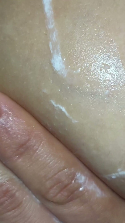 Mis tetas son muy sensibles y tengo orgasmos cuando me las chupan | Clip 2
