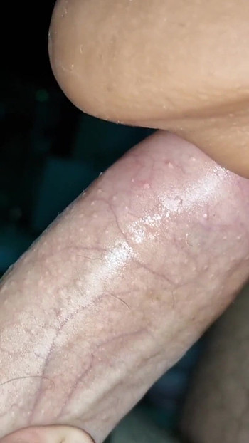 Prirodni su poderali igračku i završili salvom sperme s fontanama vruće sperme