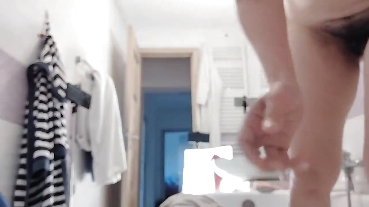 Amateur Wife Shaving Her Pussy in the Shower