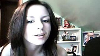 Morena amateur caliente se desnuda para su webcam