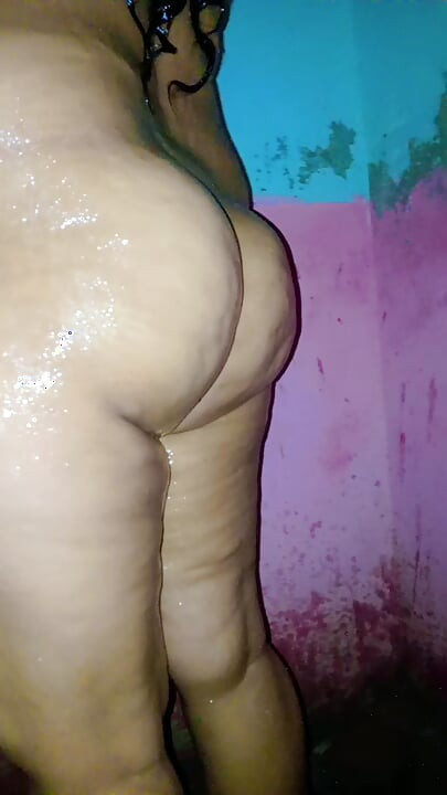 Juicykoos, tatie desi pakistanaise nue se baigne, montre son cul nu