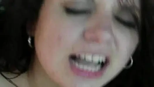 Sexy schätzchen trinkt sperma nach hardcore-fick