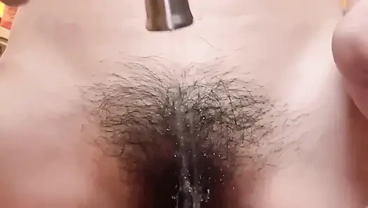 İşerken Harika Zaman Geçiriyor Ve Sonra Kıllı Amcığı Musluk Suyuyla Temizliyor