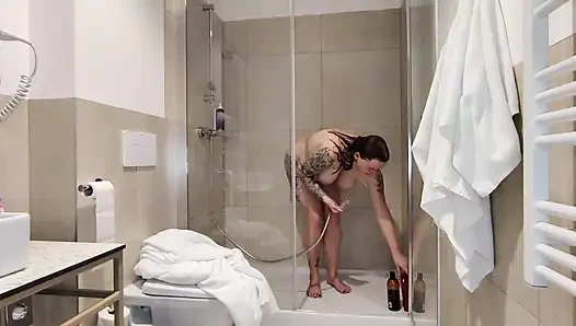 Пасынок моет свою мачеху в душе. Она позволяет себе быть, сосет у него и в конце.