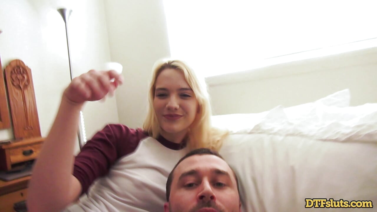 Tunggangan liar Kenna James, dia menghisap, kongkek, makan & pancutan mani