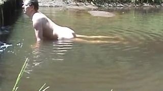 Éjacule dans la rivière
