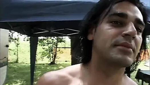 Дикий эксгибиентный секс кемпинга на улице