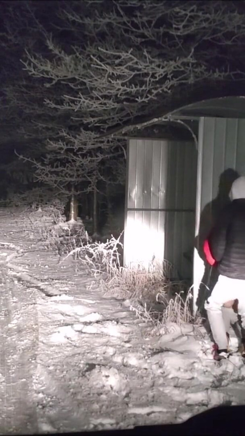 Kolega mojego męża pieprzy mnie, gdy odwozi mnie do domu | Klip 1