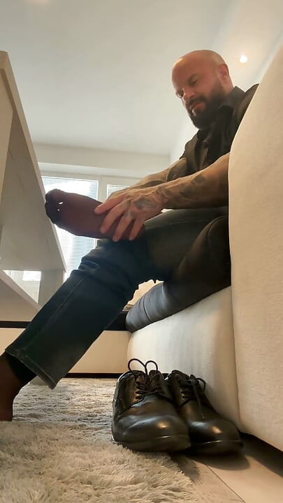 My Itchy Athlete’s Foot at the Office Desk: My Coworker Is Scratching My Soles & Toes While I’m on a Video Cal