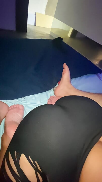 隣人が家に入れてくれて、彼女の尻を確認しました