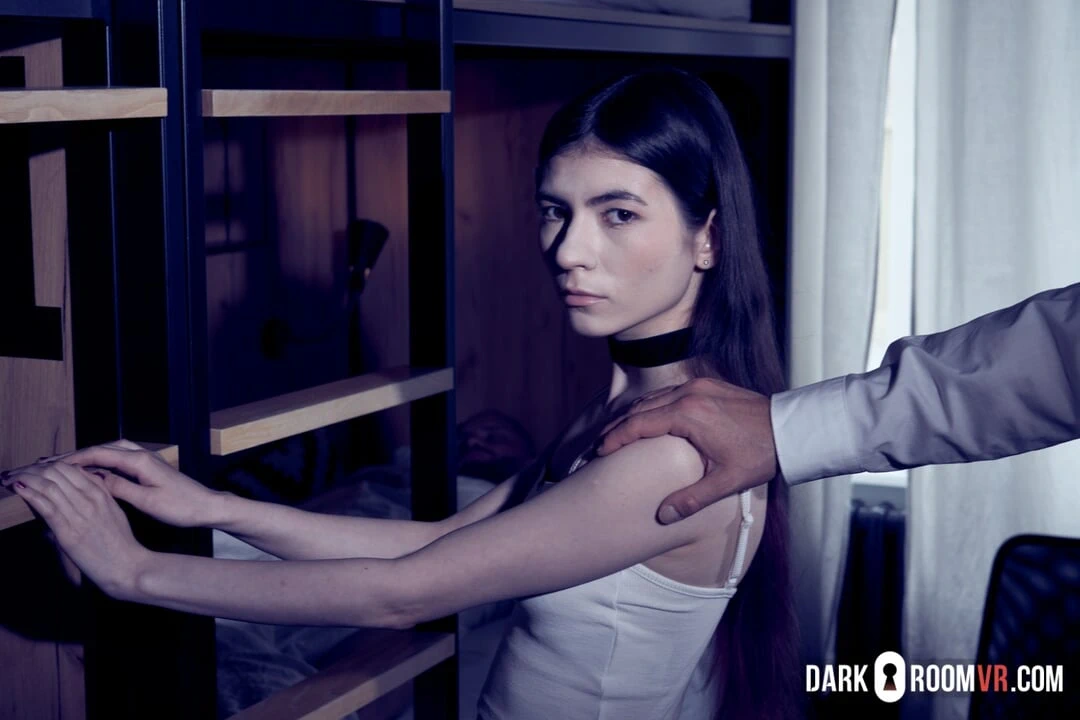 欢迎来到你的新家庭 - 热辣少女在虚拟现实中玩3P