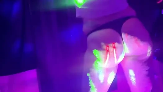 Rave si cewek nakal dengan kaki jenjang di ranjang