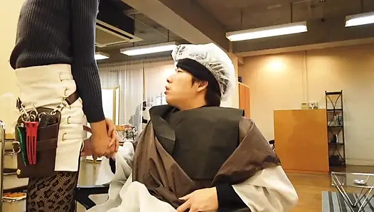 Salon Tempat Kontak Mata Tidak Pernah Berhenti