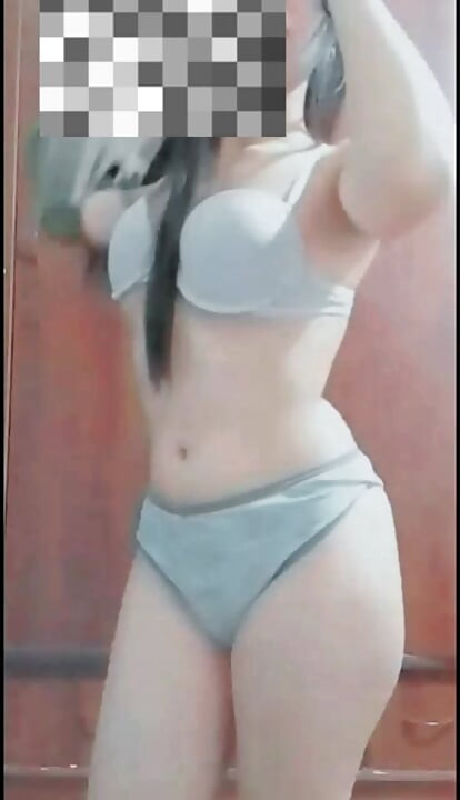 With a sexy outfit the whore of Algiers masturbates at home