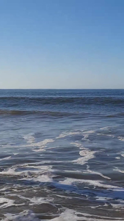 Ekte nudist Playing Naked in the Ocean Waves | Klipp 2