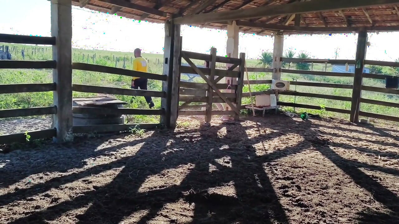 Je Suis Allé Visiter Ma Ferme Et J’ai Fini Par Coucher Avec Le Cow-boy, Il M’a Baisée Comme Une Salope