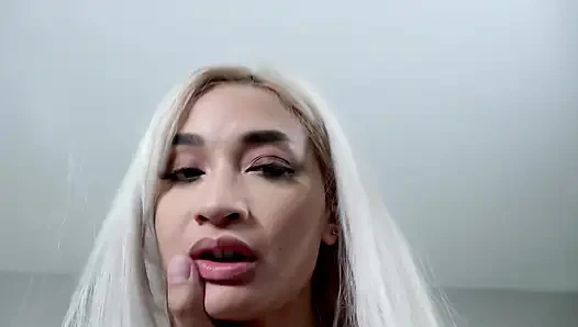 Avery black nimmt Keiran Lees großen schwanz in ihren mund und wird zu riesigem gesichtsbesamung genagelt